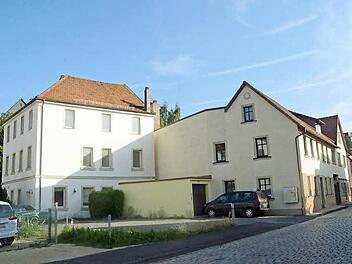 Dieses Wohn- und Geschäftshaus (links) in der Johann-Nikolaus-Zitter-Straße bekam für einen Anbau und eine Sanierung grünes Licht im Bau- und Stadtentwicklungsausschuss der Stadt Kronach. Foto: Karl-Heinz Hofmann