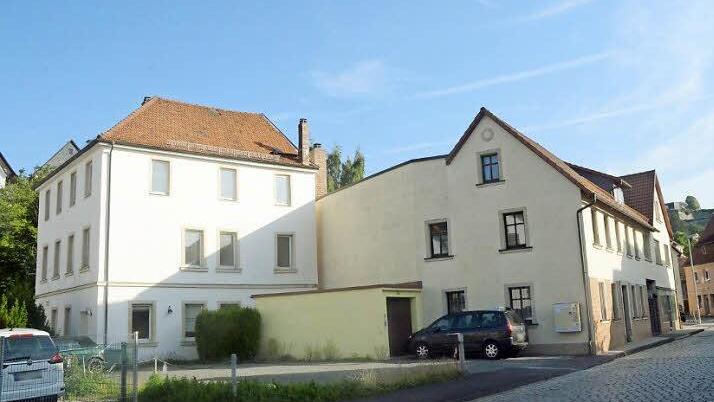 Dieses Wohn- und Geschäftshaus (links) in der Johann-Nikolaus-Zitter-Straße bekam für einen Anbau und eine Sanierung grünes Licht im Bau- und Stadtentwicklungsausschuss der Stadt Kronach. Foto: Karl-Heinz Hofmann