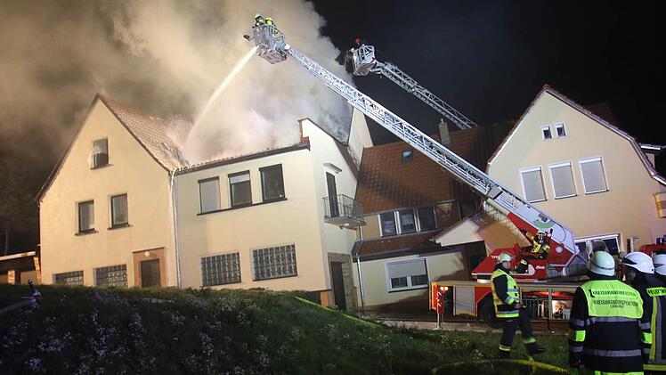 In Grub am Forst (Landkreis Coburg) brannte in der Nacht auf Montag ein Mehrfamilienhaus. Foto: Michael Stelzner