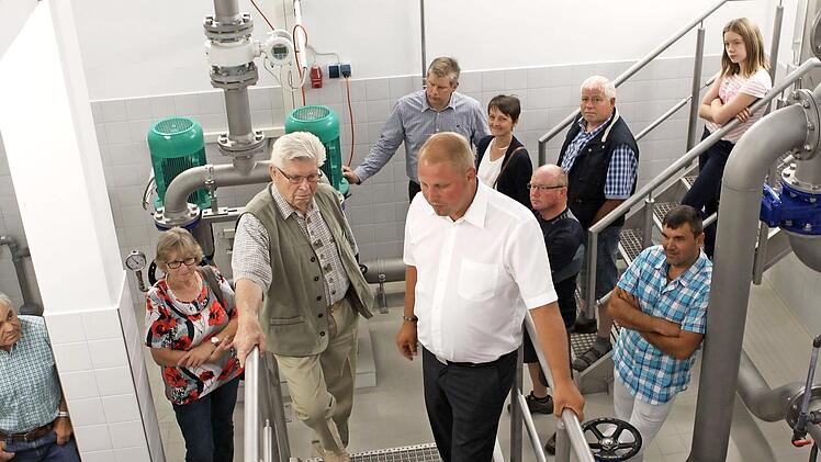 Wassermeister Jürgen Ludwig ging bei der Führung durch die Technik auf die einzelnen Bestandteile und die Funktionsweise der Anlage ein.  Foto: Michael Wunder