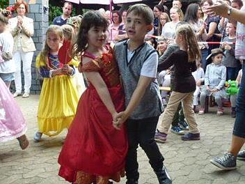 Mit sehr farbenfrohen und fantastischen Kost&uuml;men zeigten die Kinder mit Begeisterung verschiedene M&auml;rchen.  Foto: Peter Frosch