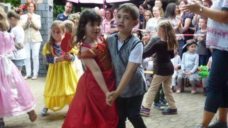 Mit sehr farbenfrohen und fantastischen Kost&uuml;men zeigten die Kinder mit Begeisterung verschiedene M&auml;rchen.  Foto: Peter Frosch