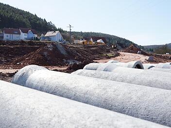 Die Rohre für die Erschließung der neuen Grundstücke liegen am Ortsrand von Sulzthal bereit.Foto: Arkadius Guzy