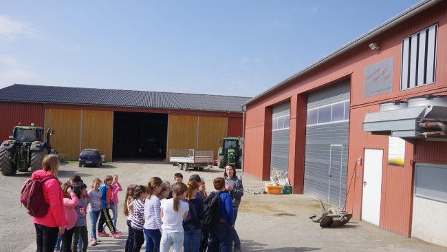 Bianca Appel gewährte den Kindern einen Einblick in den Bauernhof mit Biogasanlage.