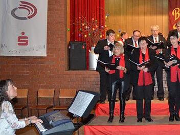Der Gesangverein Ebersdorf bei Ludwigsstadt unter Leitung von Karina Klaumünzner beim Osterkonzert dieses Jahres. Der Chor lädt zum 125. Jubiläum ein. Foto: Karl-Heinz Hofmann