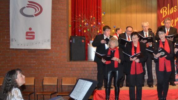 Der Gesangverein Ebersdorf bei Ludwigsstadt unter Leitung von Karina Klaumünzner beim Osterkonzert dieses Jahres. Der Chor lädt zum 125. Jubiläum ein. Foto: Karl-Heinz Hofmann