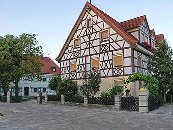 Die mit der Dorferneuerung geschaffenen Dorfmitte in  Honings soll Treffpunkt und Mittelpunkt sein Foto: Karl Heinz Wirth