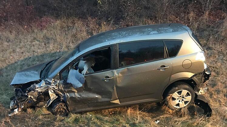 Nur noch Schrottwert hat das Auto der 43-J&auml;hrigen. Sie war auf der B173 in den Gegenverkehr geraten. Foto: NEWS5/Fricke