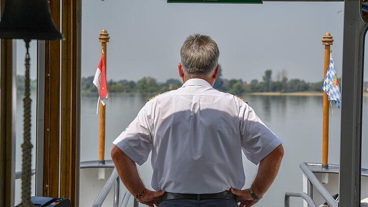 Kapitän Rüdiger Schmidt steht am Bug und blickt auf den See. Foto: Ronald Rinklef
