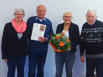 Mit einer Dankurkunde des Bischofs wurde Josef Schröttle (Zweiter von links) für 13-jährige Tätigkeit als Leiter des Seniorenkreiess Waldberg ausgezeichnet und verabschiedet. Der Dank galt auch seiner Frau Monika (Zweite von rechts), die ihm stets tatkräftig zur Seite stand. Den Dank überbrachte  Christina Leiber (links) und Pfarrer Reinhold Kargl (rechts). Foto: Sabine Nasner