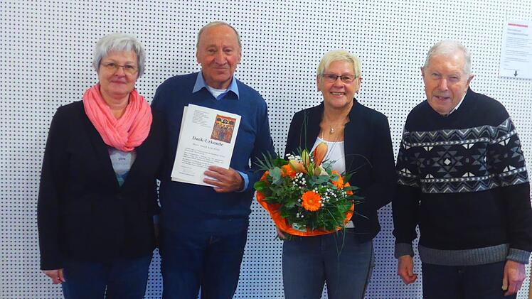 Mit einer Dankurkunde des Bischofs wurde Josef Schröttle (Zweiter von links) für 13-jährige Tätigkeit als Leiter des Seniorenkreiess Waldberg ausgezeichnet und verabschiedet. Der Dank galt auch seiner Frau Monika (Zweite von rechts), die ihm stets tatkräftig zur Seite stand. Den Dank überbrachte  Christina Leiber (links) und Pfarrer Reinhold Kargl (rechts). Foto: Sabine Nasner