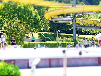 Das Freibad Aquarena Zapfendorf ist beliebt, trotzdem muss der Markt Zapfendorf jährlich einen sechsstelligen Betrag draufzahlen.  Foto: Archiv