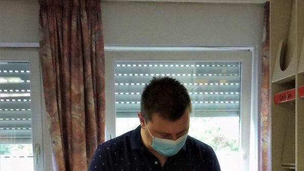 Thomas Lay blätter im "Franken-Magazin". Foto: Britta Schnake