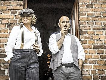 Barbra Barelle und Aureliano Zattoni präsentieren am Samstag auf der Romantikbühne am Schlossturm Bad Berneck ein Konzert mit beliebten Liedern aus 1920er Jahren.