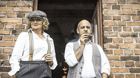 Barbra Barelle und Aureliano Zattoni präsentieren am Samstag auf der Romantikbühne am Schlossturm Bad Berneck ein Konzert mit beliebten Liedern aus 1920er Jahren.