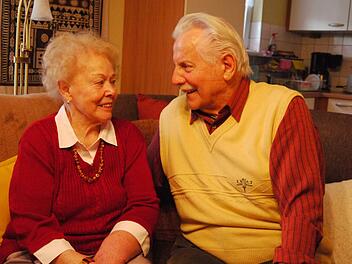 Anneliese und Joachim Jacob sind seit 65 Jahren glücklich miteinander verheiratet. Die Eheleute, die seit 2004 in Bad Kissingen leben, feiern am 1. Dezember ihre Eiserne Hochzeit. Foto: Rebecca Vogt