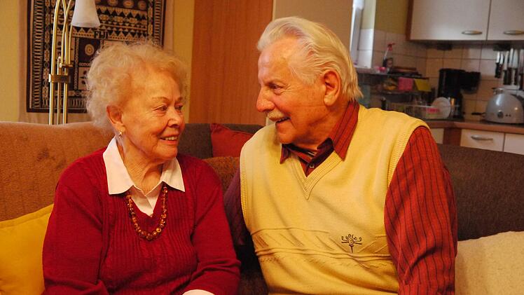 Anneliese und Joachim Jacob sind seit 65 Jahren glücklich miteinander verheiratet. Die Eheleute, die seit 2004 in Bad Kissingen leben, feiern am 1. Dezember ihre Eiserne Hochzeit. Foto: Rebecca Vogt