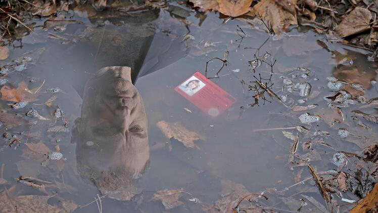 Krimi mit viel Symbolik: Robert Karow (Mark Waschke, Bild) beobachtet den in die Pf&uuml;tze gefallenen Dienstausweis seiner Kollegin Susanne Bonard. In wenigen Tagen verl&auml;sst sie ihn - in Richtung Rente.