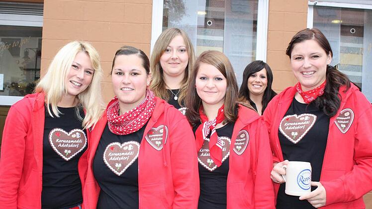 Freuen sich mit den Burschen über die Fichtn: Die Adelsdorfer Kerwamadla. Foto: Werner