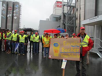 Peter Geißler hält das Schild mit der Forderung nach 145 Euro mehr Lohn hoch - und wendet sich direkt an die Geschäftsführerin Maria-Johanna Schaecher. Fotos: Sonja Adam