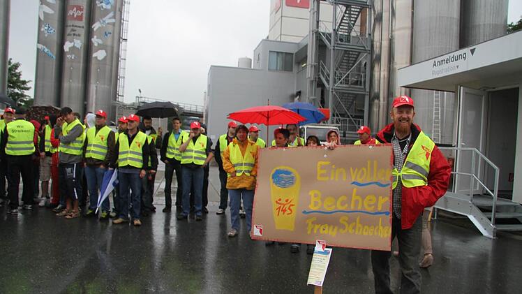 Peter Geißler hält das Schild mit der Forderung nach 145 Euro mehr Lohn hoch - und wendet sich direkt an die Geschäftsführerin Maria-Johanna Schaecher. Fotos: Sonja Adam