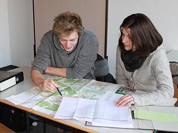 Pascal Kröckel und Britta Gerhard untersuchen kommunale Brücken im Landkreis Bayreuth und in Lichtenfels. Fotos: Lisa Kieslinger