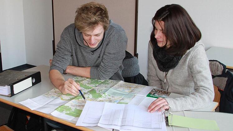 Pascal Kröckel und Britta Gerhard untersuchen kommunale Brücken im Landkreis Bayreuth und in Lichtenfels. Fotos: Lisa Kieslinger