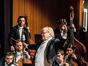 Emphase am Dirigentenpult: Justus Frantz und die Philharmonie der Nationen begeisterten ihre Zuhörer im Coburger Kongresshaus. Foto: Jochen Berger