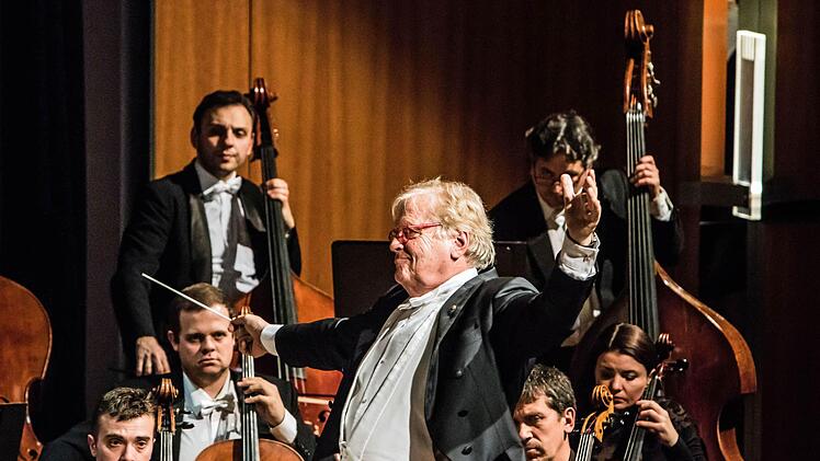 Emphase am Dirigentenpult: Justus Frantz und die Philharmonie der Nationen begeisterten ihre Zuhörer im Coburger Kongresshaus. Foto: Jochen Berger