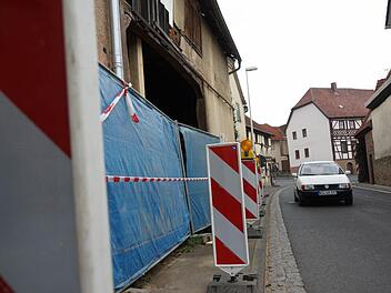 Ein Bauzaun verschließ die Scheune. Foto: Arkadius Guzy
