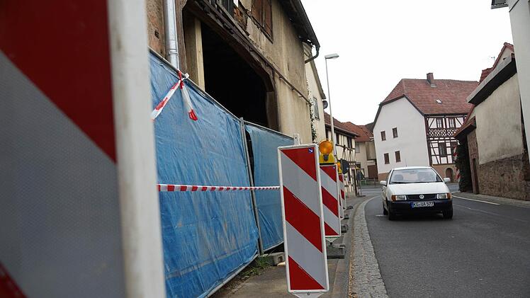 Ein Bauzaun verschließ die Scheune. Foto: Arkadius Guzy