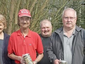 Die stärksten Gruppen wurden mit Sachpreisen ausgezeichnet (von links): Jürgen Herrmann (Wanderfreunde Grub am Forst), Schirmherrin Nina Liebermann, Dietmar Dreilich (Wanderfreunde Grub am Forst), Vorsitzender Hartmut Dietz, Bernd Heil (TSV Untersiemau), Joachim Pils (Wanderfreunde Küps).  Foto: Michael Stelzner