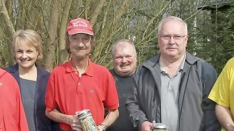 Die stärksten Gruppen wurden mit Sachpreisen ausgezeichnet (von links): Jürgen Herrmann (Wanderfreunde Grub am Forst), Schirmherrin Nina Liebermann, Dietmar Dreilich (Wanderfreunde Grub am Forst), Vorsitzender Hartmut Dietz, Bernd Heil (TSV Untersiemau), Joachim Pils (Wanderfreunde Küps).  Foto: Michael Stelzner
