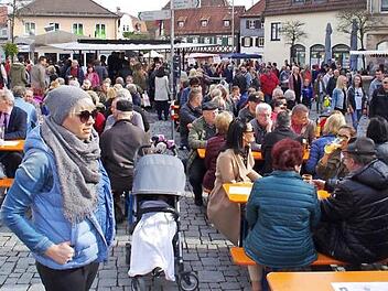 Der Marienplatz in Kronach wurde am Sonntag ein belebter Treffpunkt. Die gastronomischen Angebote luden zum Verweilen ein. Foto: Marco Meißner