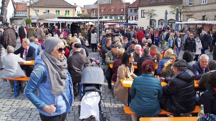 Der Marienplatz in Kronach wurde am Sonntag ein belebter Treffpunkt. Die gastronomischen Angebote luden zum Verweilen ein. Foto: Marco Meißner