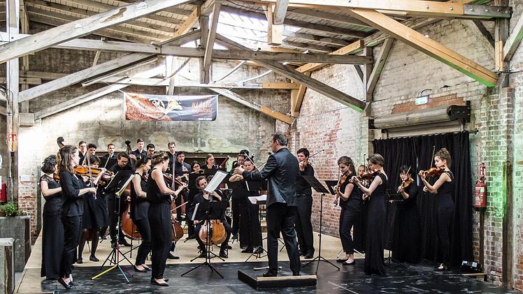Das Orchester M18 beeindruckte das Publikum zum Auftakt des Festivals "Klanggrenzen" in der Alten Pakethalle in Coburg.Foto: Jochen Berger