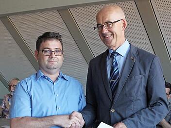 Nach der Vereidigung hieß Bürgermeister Jakobus Kötzner (rechts) das neue Ratsmitglied Martin Fischer (links) willkommen. Foto: Evi Seeger