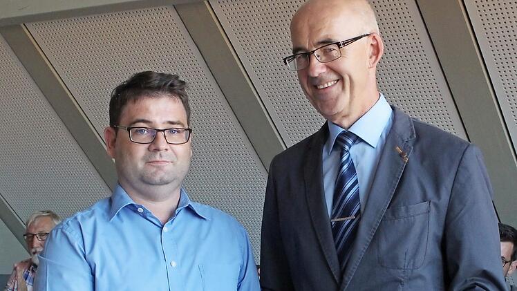 Nach der Vereidigung hieß Bürgermeister Jakobus Kötzner (rechts) das neue Ratsmitglied Martin Fischer (links) willkommen. Foto: Evi Seeger