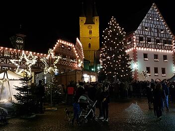 Immer wieder beeindruckend: die besondere Atmosphäre des Zeiler Weihnachtsmarktes mit dem Fachwerk