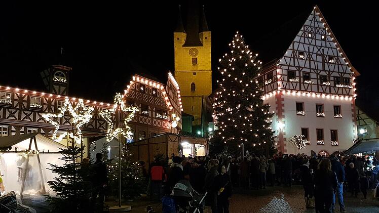 Immer wieder beeindruckend: die besondere Atmosphäre des Zeiler Weihnachtsmarktes mit dem Fachwerk