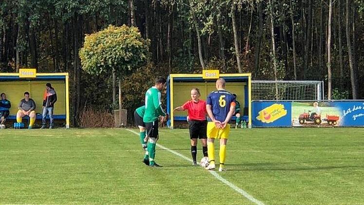 2018 war die Sonnefelderin Alexa Müller auch als Schiedsrichterin in der B-Klasse eingesetzt wie hier in Ketschenbach.Thomas Müller