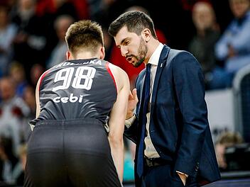 Trainer Federico Perego im Gespräch mit Arnoldas Kulboka. Der Litauer schnupperte letztmals am 13. Februar im Heimspiel gegen die Frankfurt Skyliners für knapp drei Minuten Bundesliga-Luft. Seitdem kam er nicht mehr zum Einsatz. Bekommt der 21-Jährige heute gegen den Tabellenletzten eine Chance? Foto: Daniel Löb