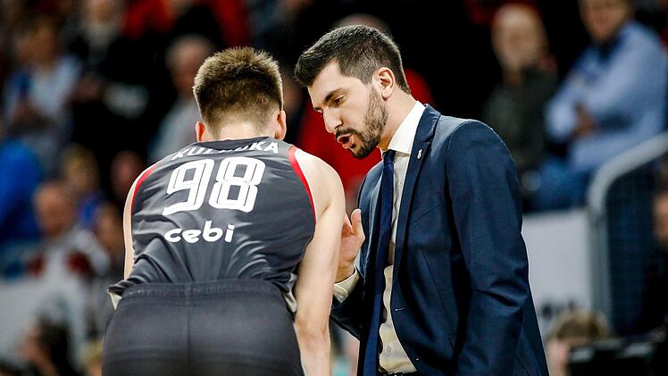 Trainer Federico Perego im Gespräch mit Arnoldas Kulboka. Der Litauer schnupperte letztmals am 13. Februar im Heimspiel gegen die Frankfurt Skyliners für knapp drei Minuten Bundesliga-Luft. Seitdem kam er nicht mehr zum Einsatz. Bekommt der 21-Jährige heute gegen den Tabellenletzten eine Chance? Foto: Daniel Löb