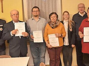 Bei der Ehrung (von links) Robin Peter (Bereitschaftsleiter), Roland Renk, Daniel Gebert, Maria Berberich, Katharina Herbst (stv. Kreisbereitschaftsleiterin), Martin Schmidt (Leiter Rettungsdienst, stv. Kreisgeschäftsführer) und Jens Weißbach  Foto: K.- H. Hofmann