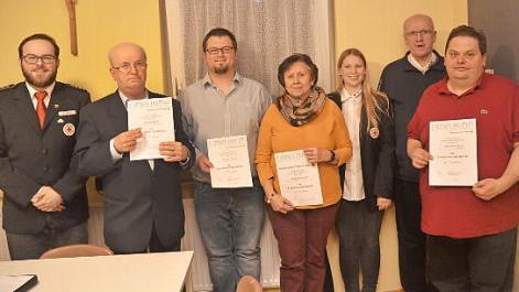 Bei der Ehrung (von links) Robin Peter (Bereitschaftsleiter), Roland Renk, Daniel Gebert, Maria Berberich, Katharina Herbst (stv. Kreisbereitschaftsleiterin), Martin Schmidt (Leiter Rettungsdienst, stv. Kreisgeschäftsführer) und Jens Weißbach  Foto: K.- H. Hofmann