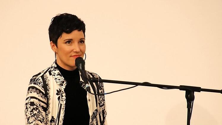 Während Ina Regen im Saal der Hanns-Seidel-Stiftung auftritt, ...