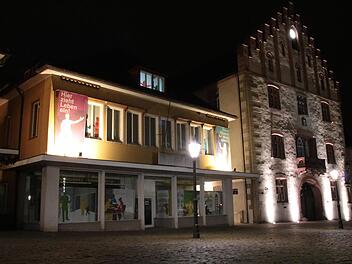 Direkt neben dem Rathaus (rechts) steht seit Jahren das ehemalige Kaufhaus leer. Ab Januar soll der Umbau beginnen, die Fertigstellung haben die Architekten in der jüngsten Stadtratssitzung für Frühjahr 2023 angekündigt. Foto: Ralf Ruppert