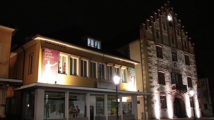 Direkt neben dem Rathaus (rechts) steht seit Jahren das ehemalige Kaufhaus leer. Ab Januar soll der Umbau beginnen, die Fertigstellung haben die Architekten in der jüngsten Stadtratssitzung für Frühjahr 2023 angekündigt. Foto: Ralf Ruppert