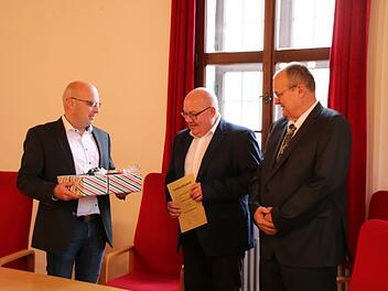 1. Bürgermeister Michael Kastl (links) und 3. Bürgermeister Axel Knauff (rechts) würdigten die Arbeit von Stefan Bierdimpfl.