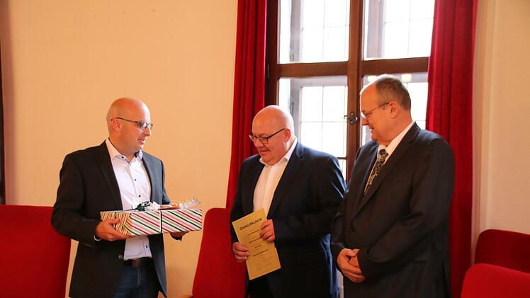 1. Bürgermeister Michael Kastl (links) und 3. Bürgermeister Axel Knauff (rechts) würdigten die Arbeit von Stefan Bierdimpfl.